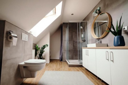 Sanitaires et mobilier composent une salle de bains sur-mesure